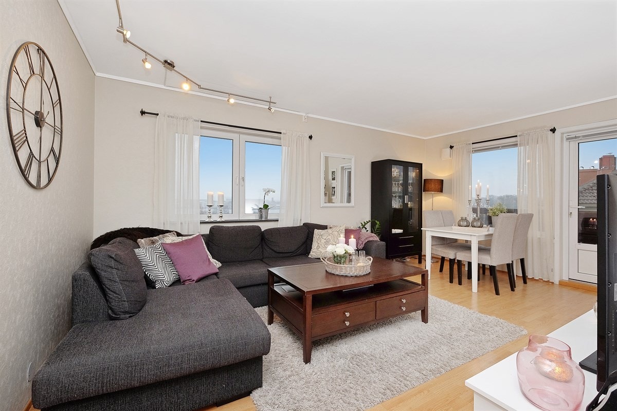 Leiligheten har en lys og trivelig stue med flott utsikt over Indre Havn og fjorden. Galleribilde