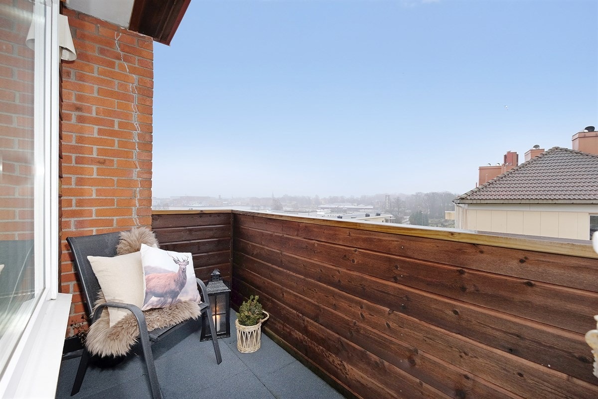 Hyggelig og solrik balkong med morgen/fomiddagssol. Flott utsikt over Indre Havn. Galleribilde
