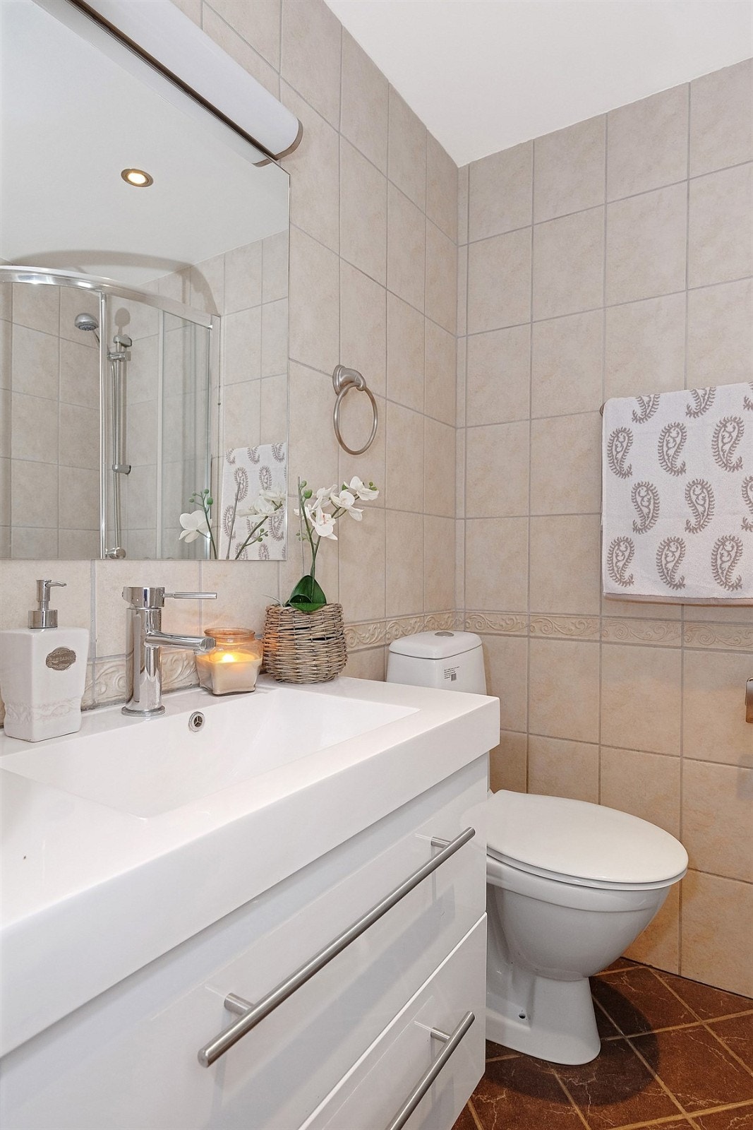 Nåværende eier har skiftet wc, dusjdører og baderomsinnredning. Galleribilde