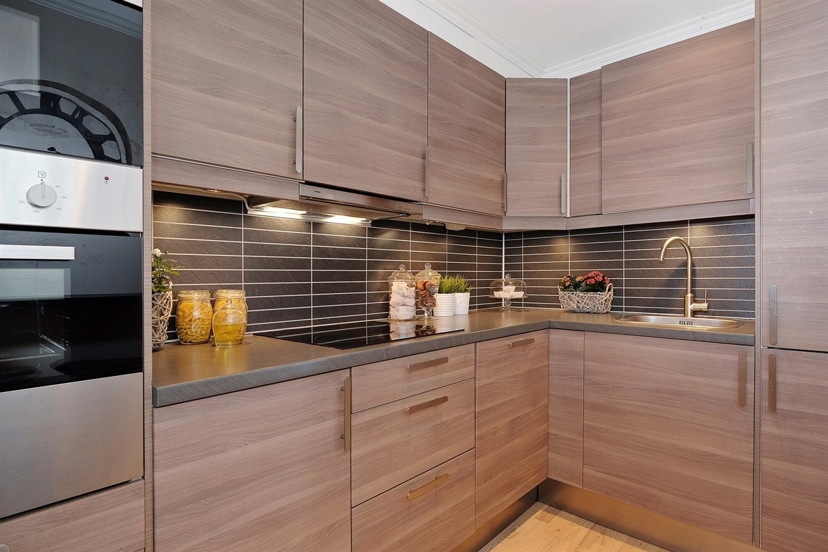 Kjøkkenet har integert komfyr med koketopp, mikro og oppvaskmaskin. Galleribilde