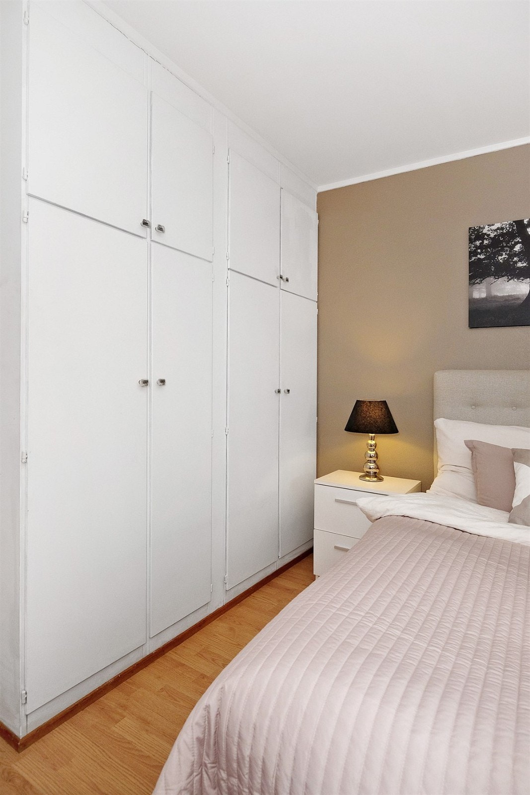 På soverommet er det innebygget garderobe med god plass. Galleribilde