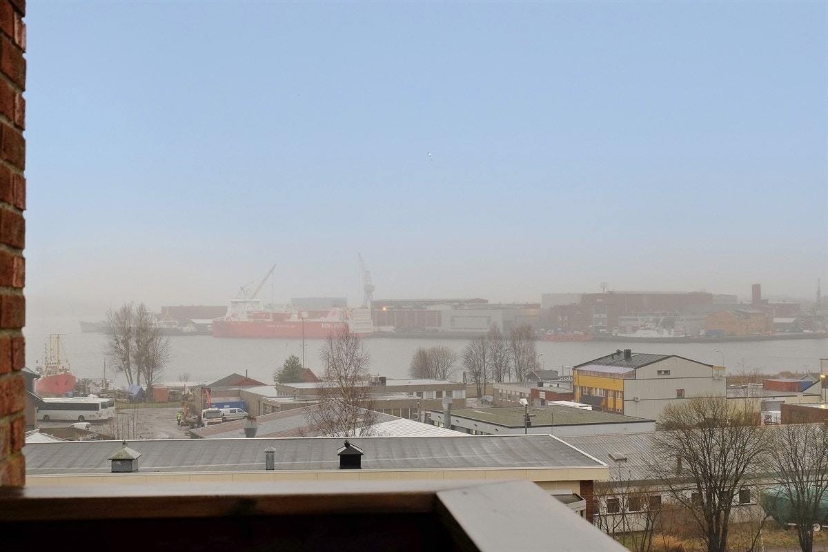 Det er flott utsikt over Indre Havn og fjorden fra leiligheten. Her sett fra balkongen. Galleribilde