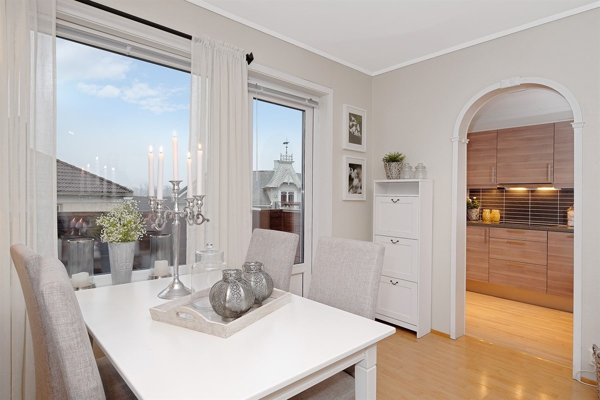 Fra stuen er det utagang til balkongen. Galleribilde