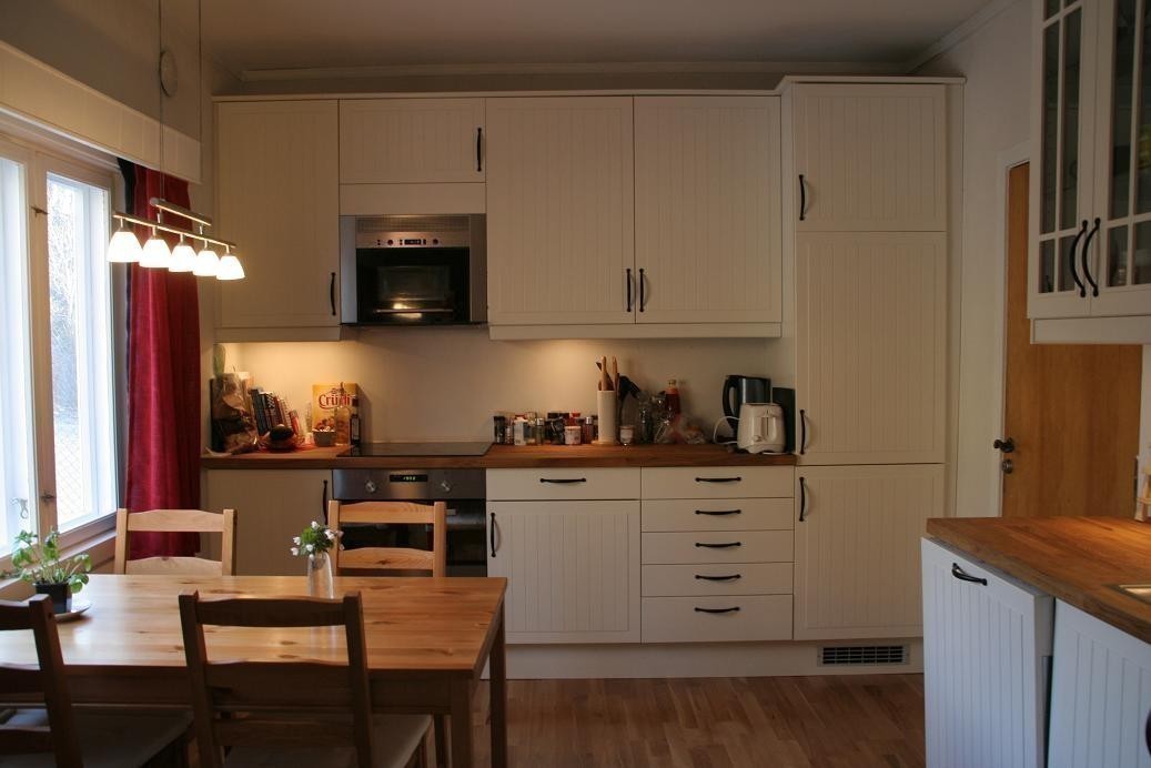 Kjøkken med stekovn, micro, 2 kjøleskap + fryser, oppvaskmaskin, oppvaskkum og spisebord til 4. Galleribilde