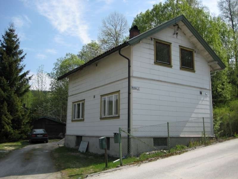 Innkjørsel (huset sett fra gata). Galleribilde