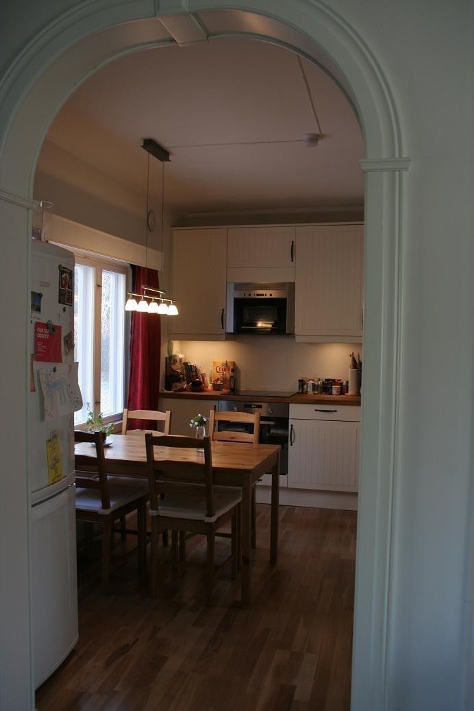 Kjøkken med stekovn, micro, 2 kjøleskap + fryser, oppvaskmaskin, oppvaskkum og spisebord til 4. Galleribilde