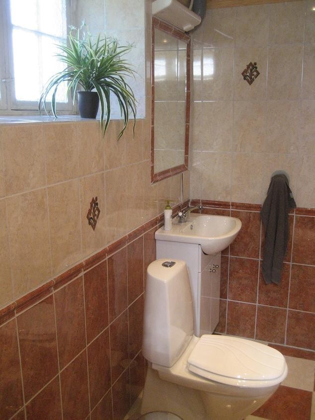 Bad med dusj, WC, håndvask, utslagsvask og vaskemaskin. Galleribilde