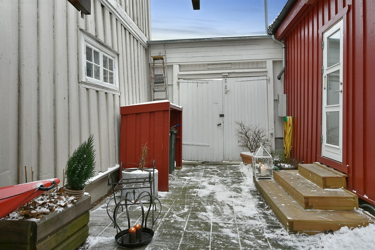 Pent opparbeidet bakgård med hage og hellelagt uteplass som har kveldssol. Kan alternativt benyttes som parkeringssplass. Galleribilde