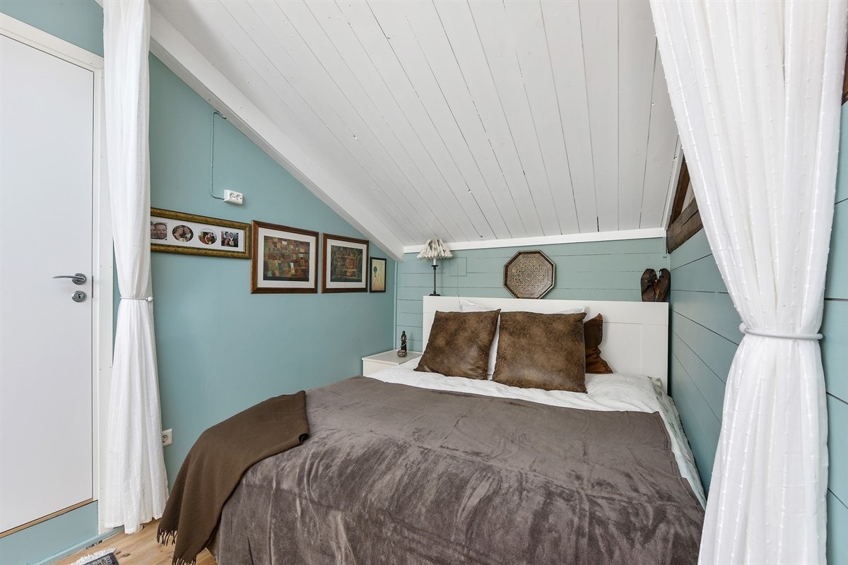 lyst og trivelig soverom med tilhørende garderobeskap og direkte utgang til uteplass, samt et romslig kontor i samme stil som benyttes som soverom. Galleribilde