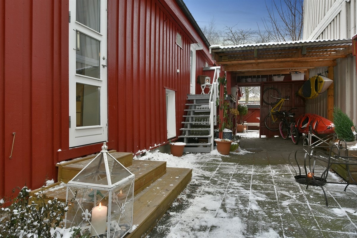 Pent opparbeidet bakgård med hage og hellelagt uteplass som har kveldssol. Kan alternantivt benyttes som parkeringssplass. Galleribilde