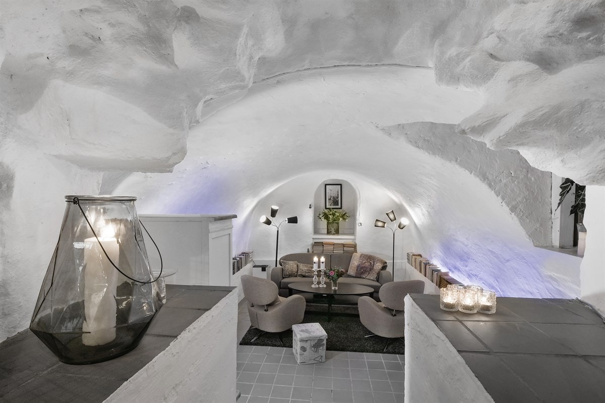 Stuen ligger i underetasjen og innehar en helt spesiell atmosfære med tanke på lys, akustikk og romfølelse. Galleribilde