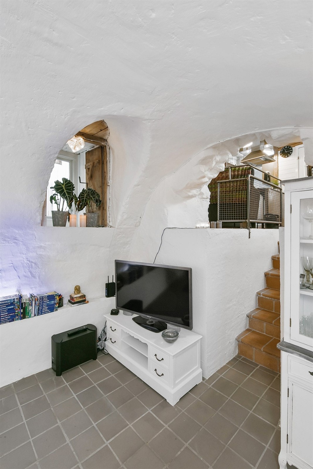 Fra stuen er det flislagt trapp opp til første etasje hvor kjøkken og spisestue er. Galleribilde