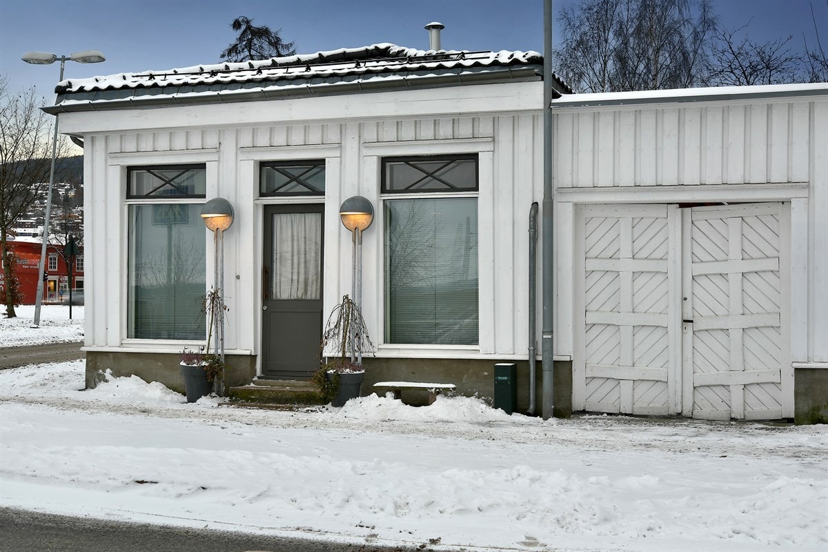 Området gir mulighet for offentlig kommunikasjon via buss, tog og flybuss, hvorav nærmeste holdeplass er Knoffs gate som ligger ca. 200 meter fra boligen. Det er kort gange til Drammen stasjon som også har avgang for flytoget. Galleribilde