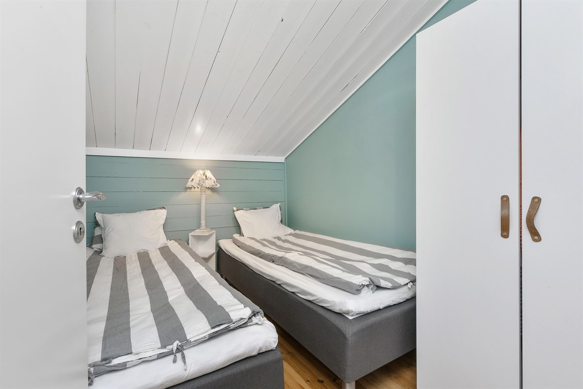 lyst og trivelig soverom med tilhørende garderobeskap og direkte utgang til uteplass, samt et romslig kontor i samme stil som benyttes som soverom. Galleribilde