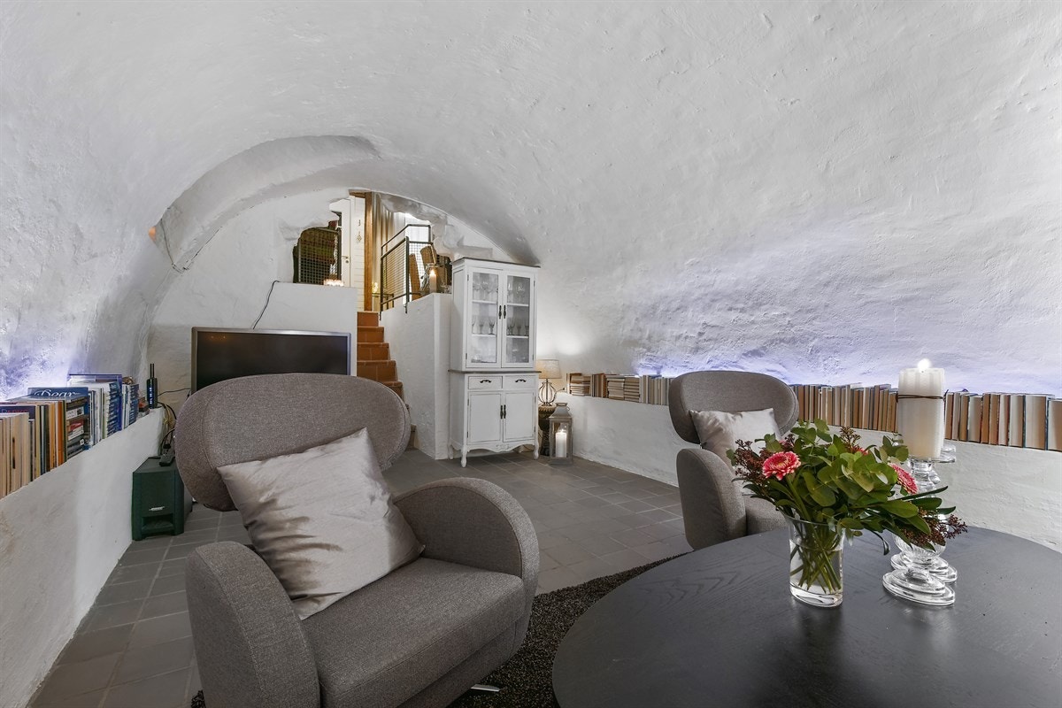 Rommet har god plass for sofaløsning med tilhørende møblement. Stuen/undetetasje er i hht. godkjente byggetegninger registrert som bod og ikke oppholdsrom. Galleribilde