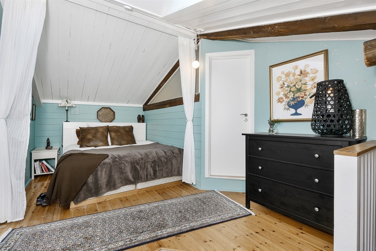 lyst og trivelig soverom med tilhørende garderobeskap og direkte utgang til uteplass, samt et romslig kontor i samme stil som benyttes som soverom. Galleribilde