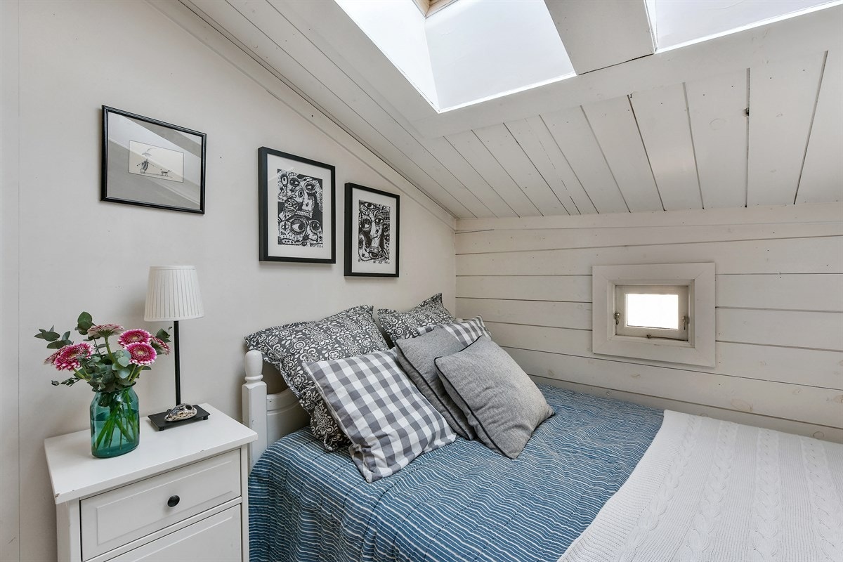 lyst og trivelig soverom med tilhørende garderobeskap og direkte utgang til uteplass, samt et romslig kontor i samme stil som benyttes som soverom. Galleribilde