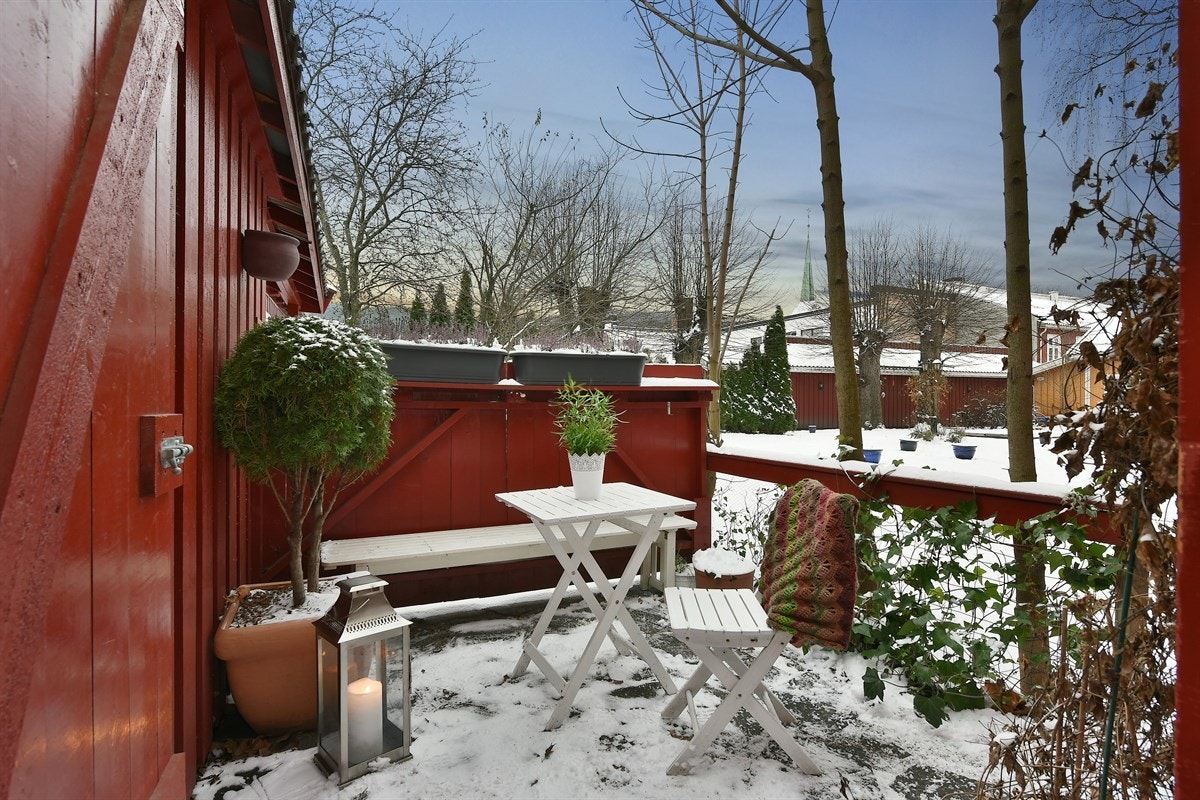 Boligen fyller det meste av tomten som ellers er pent opparbeidet med hage og hellelagt uteplass som har kveldssol. Galleribilde