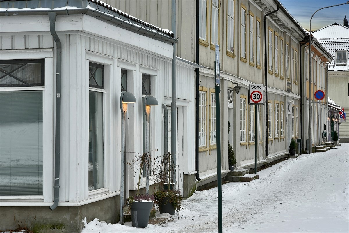 Fra boligen er det nærhet til Drammenselven og byens populære elvepromenade, som bl.a. byr på deilige, grønne lunger, sandvolleyballbane, flotte bade og fiske- muligheter, samt koselig spisesteder med uteservering. Galleribilde