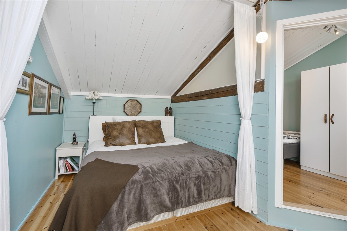 lyst og trivelig soverom med tilhørende garderobeskap og direkte utgang til uteplass, samt et romslig kontor i samme stil som benyttes som soverom. Galleribilde