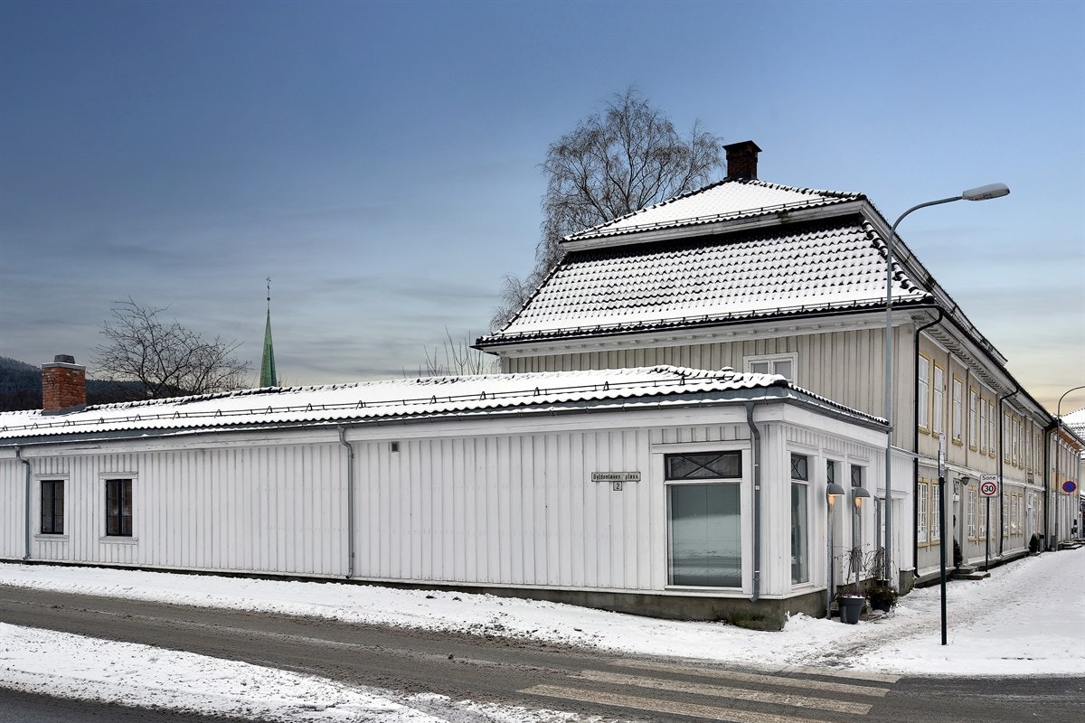 Området har nærhet til god offentlig kommunikasjon, skoler, barnehager, samt et rikt utvalg av fasiliteter og servicetilbud. Det er kort vei til flott fotball- og skøytebane på Marienlyst, samt Drammenshallen og populære Drammensbadet. Galleribilde