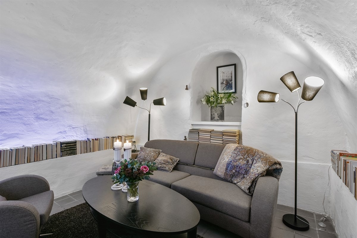 Rommet har god plass for sofaløsning med tilhørende møblement. Stuen/undetetasje er i hht. godkjente byggetegninger registrert som bod og ikke oppholdsrom. Galleribilde