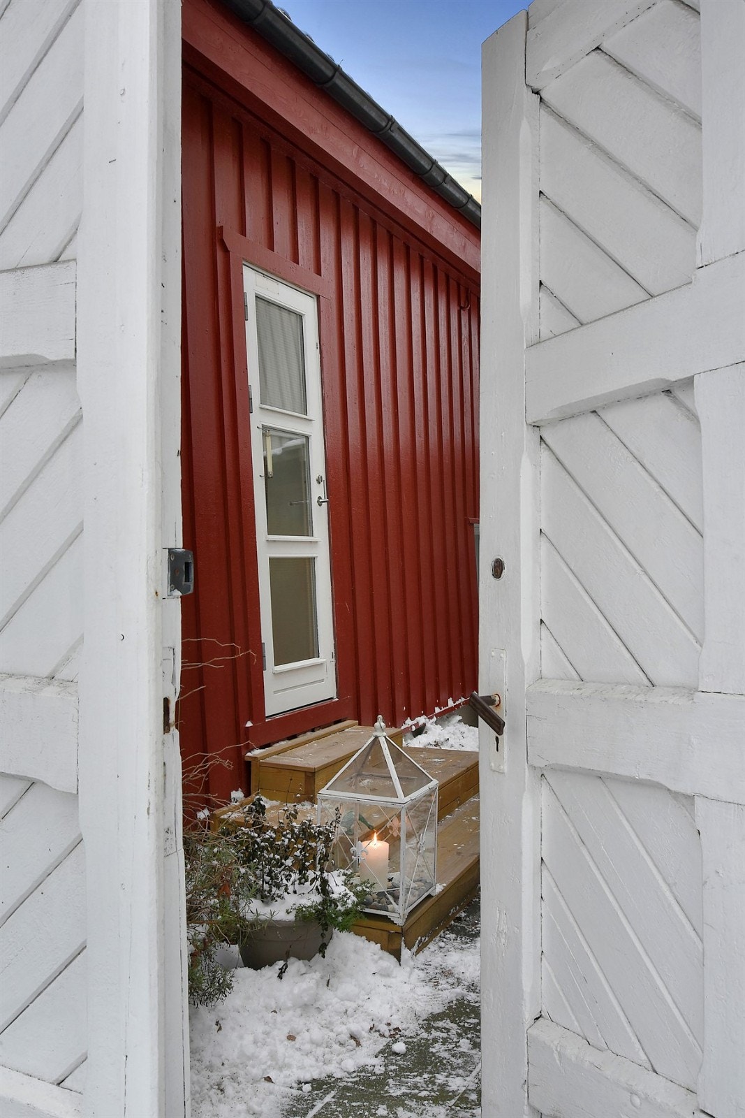 Doble dører inn til bakgård med egen "kjøkkeninngang". Galleribilde