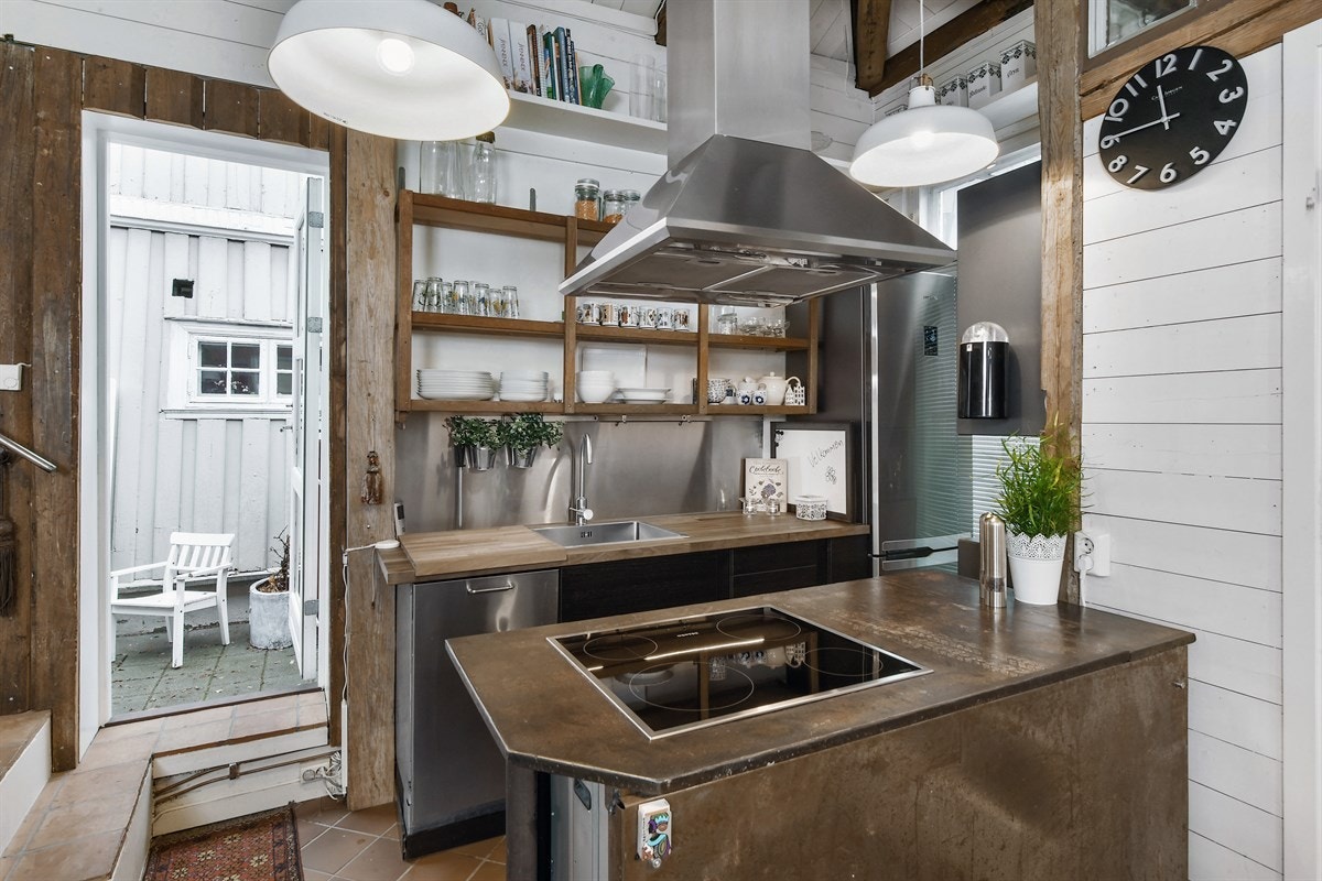 Kjøkkenet er holdt i en rustikk, maskulin stil som kler boligen svært godt. Galleribilde