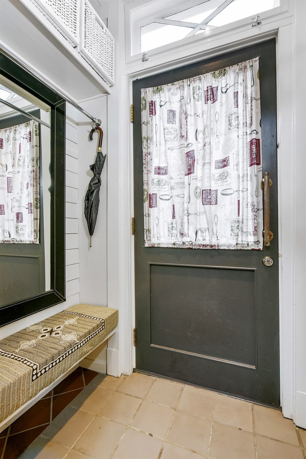 Entreen i første etasje har fliser på gulv med gulvvarme og åpen garderobeløsning. Her er det god plass for sittebenk under plassbygd hylle. Fra entreen er det glassdør inn til kjøkken/spisestue med trapp videre ned til stuen. Galleribilde