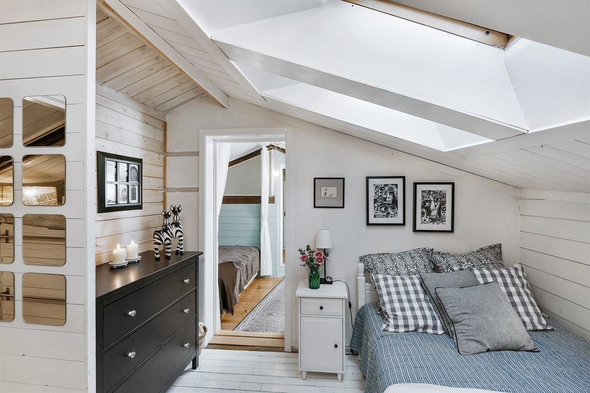 lyst og trivelig soverom med tilhørende garderobeskap og direkte utgang til uteplass, samt et romslig kontor i samme stil som benyttes som soverom. Galleribilde