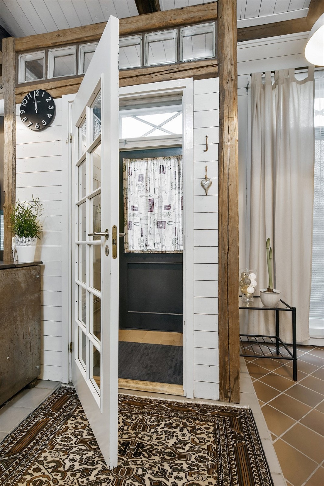 Entreen i første etasje har fliser på gulv med gulvvarme og åpen garderobeløsning. Her er det god plass for sittebenk under plassbygd hylle. Fra entreen er det glassdør inn til kjøkken/spisestue med trapp videre ned til stuen. Galleribilde