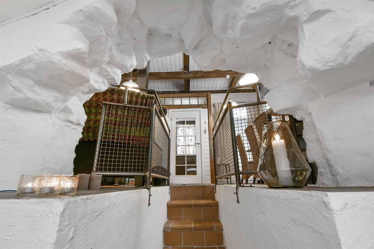 Fra stuen er det flislagt trapp opp til første etasje hvor kjøkken og spisestue er. Galleribilde