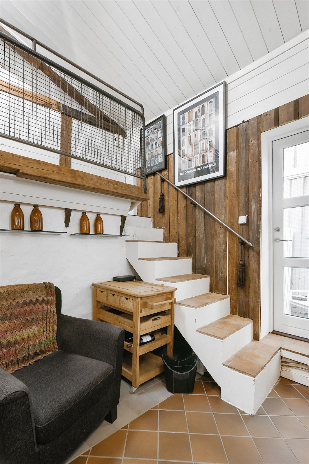 Lesekrok og trapp fra kjøkken/spisestue og opp til 2. etg. Galleribilde