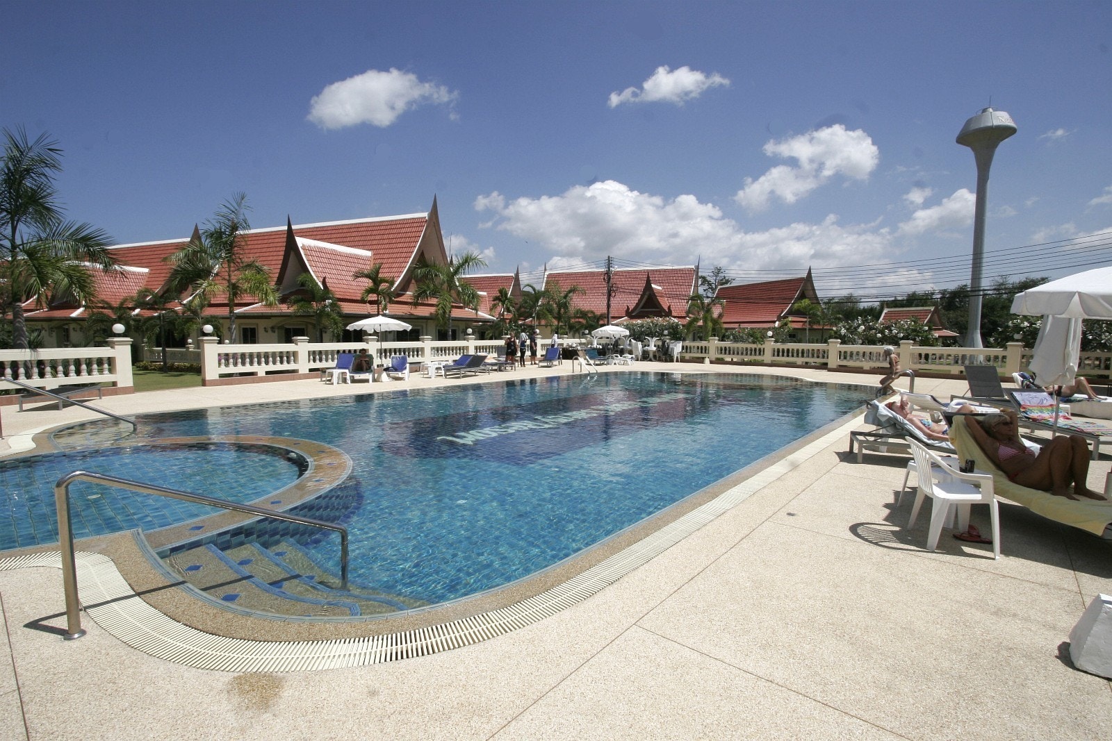 1 av 3 felles saltvanns basseng i Bang Sarey Nordic Resort Galleribilde