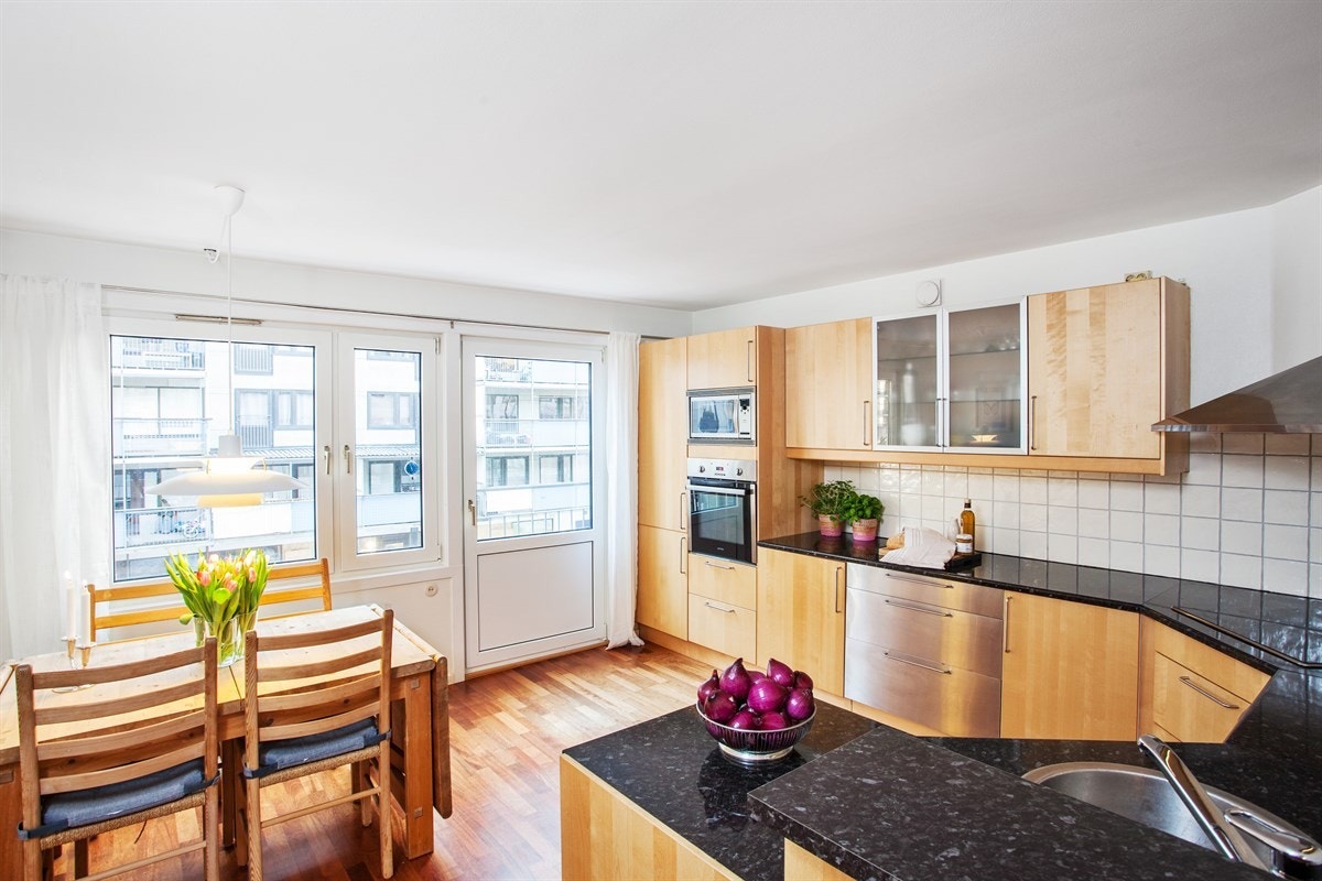 Stort kjøkken med fransk balkong og spiseplass Galleribilde