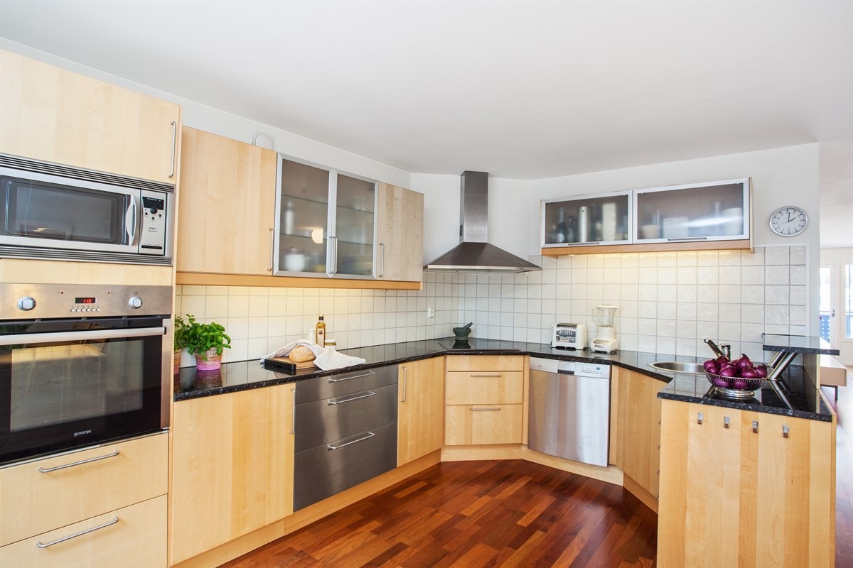 Kjøkkenet er godt utnyttet og er utstyrt med integrerte hvitevarer Galleribilde