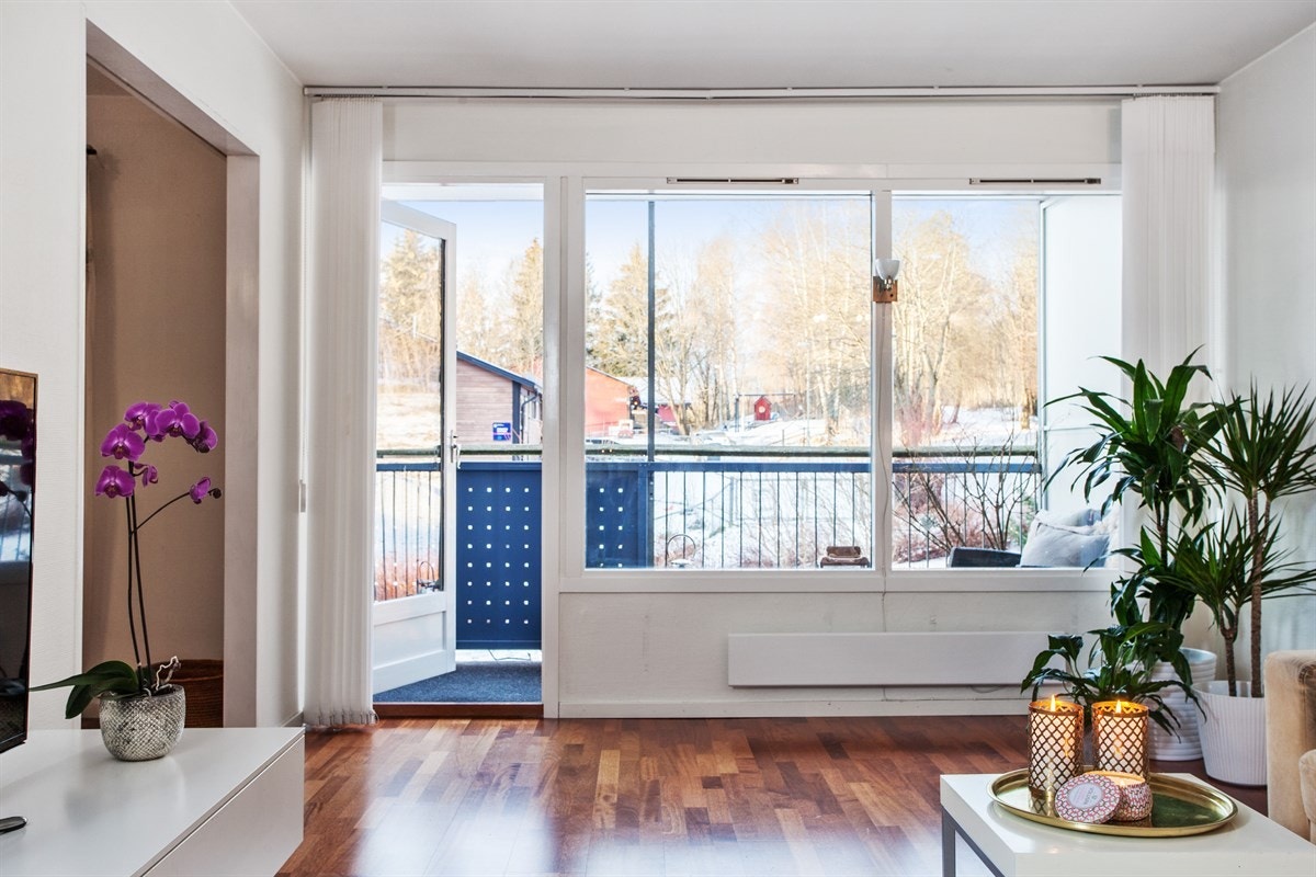 Lyse overflater og Merbau parkett på gulv. Store vindusflater gir rikelig med naturlig lys Galleribilde