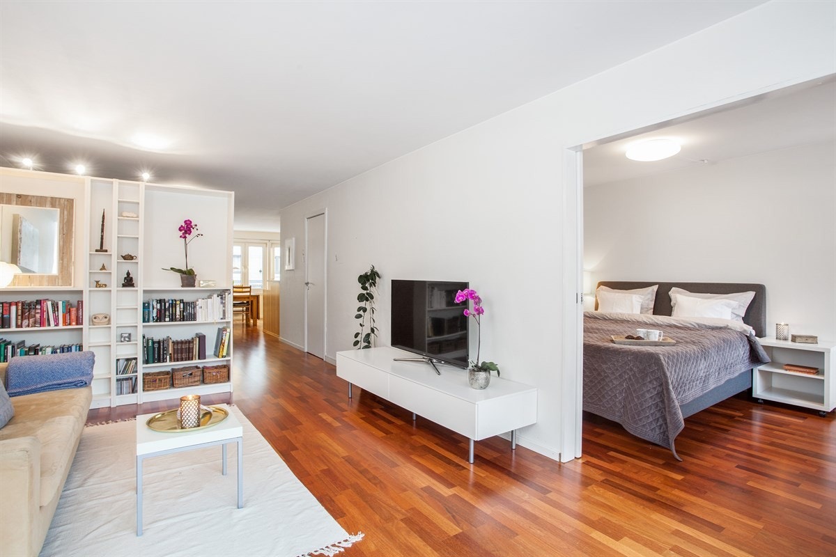 Gjennomgående løsning mot kjøkken og skyvedør mot hovedsoverom Galleribilde