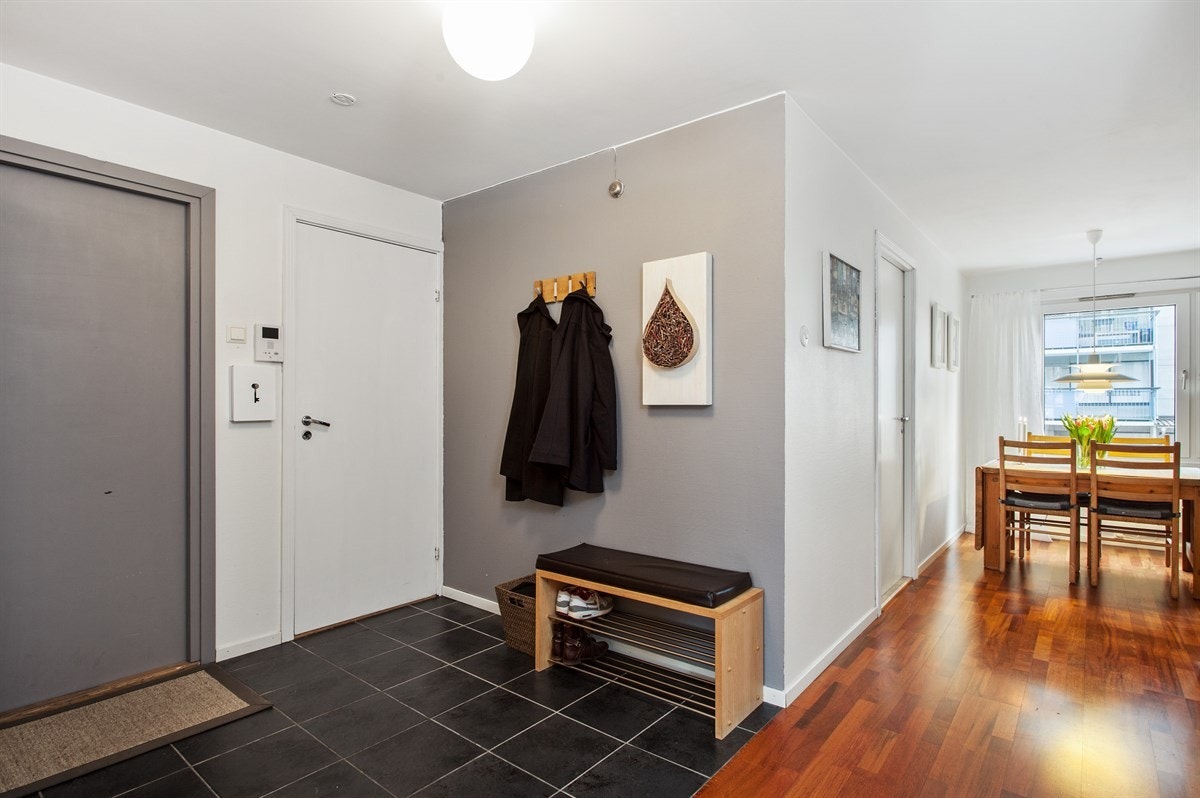 Luftig entré med garderobeskap Galleribilde