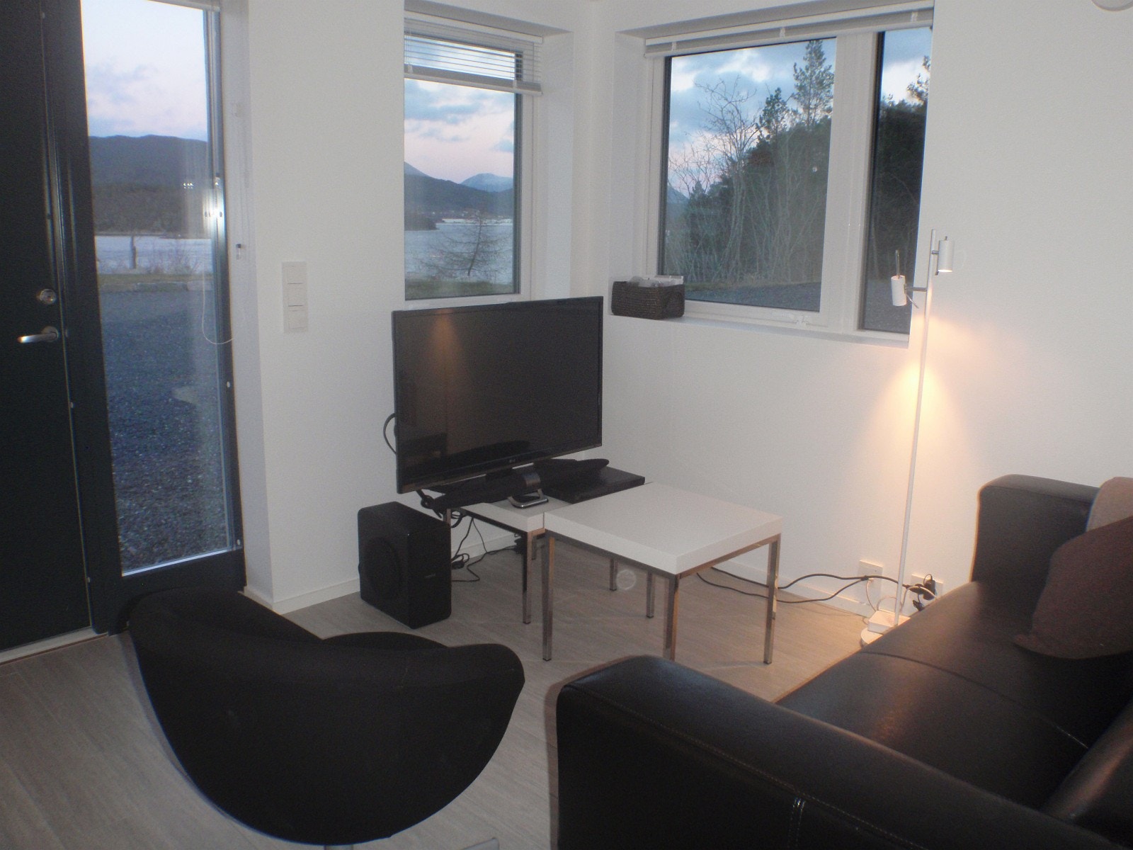 Utsikt fra Sofa. TV, bord og stol. Større bord er satt inn der nå. Ikke med på bildet. Vises ved visningen. Galleribilde