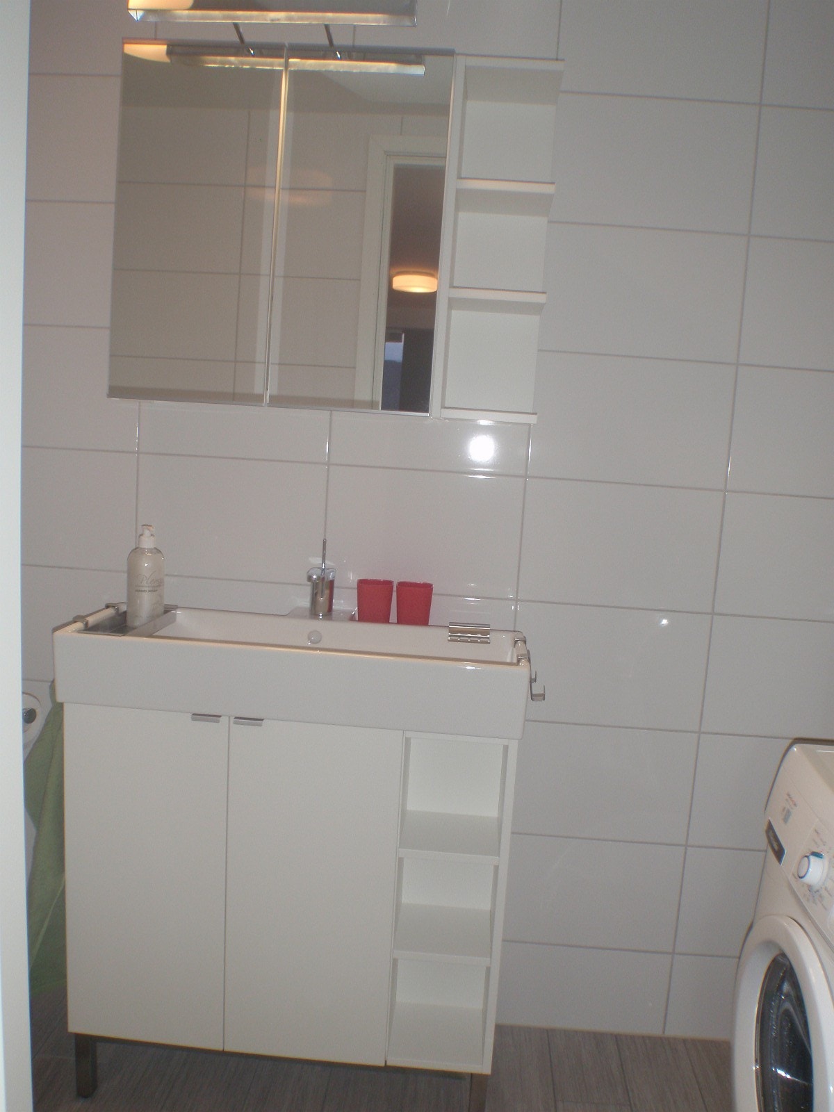 Bad; vask med speil/skap/hyller Galleribilde