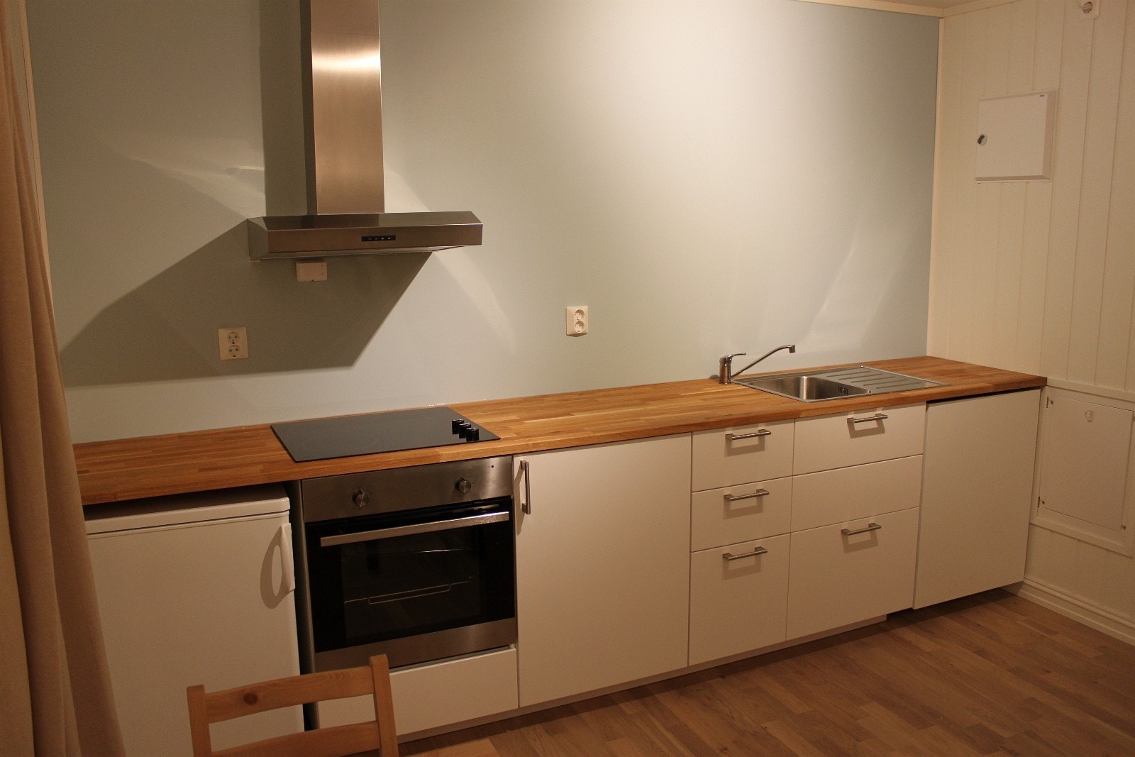 Kjøkkenkrok, inkl. vaskemaskin lengst til høyre Galleribilde