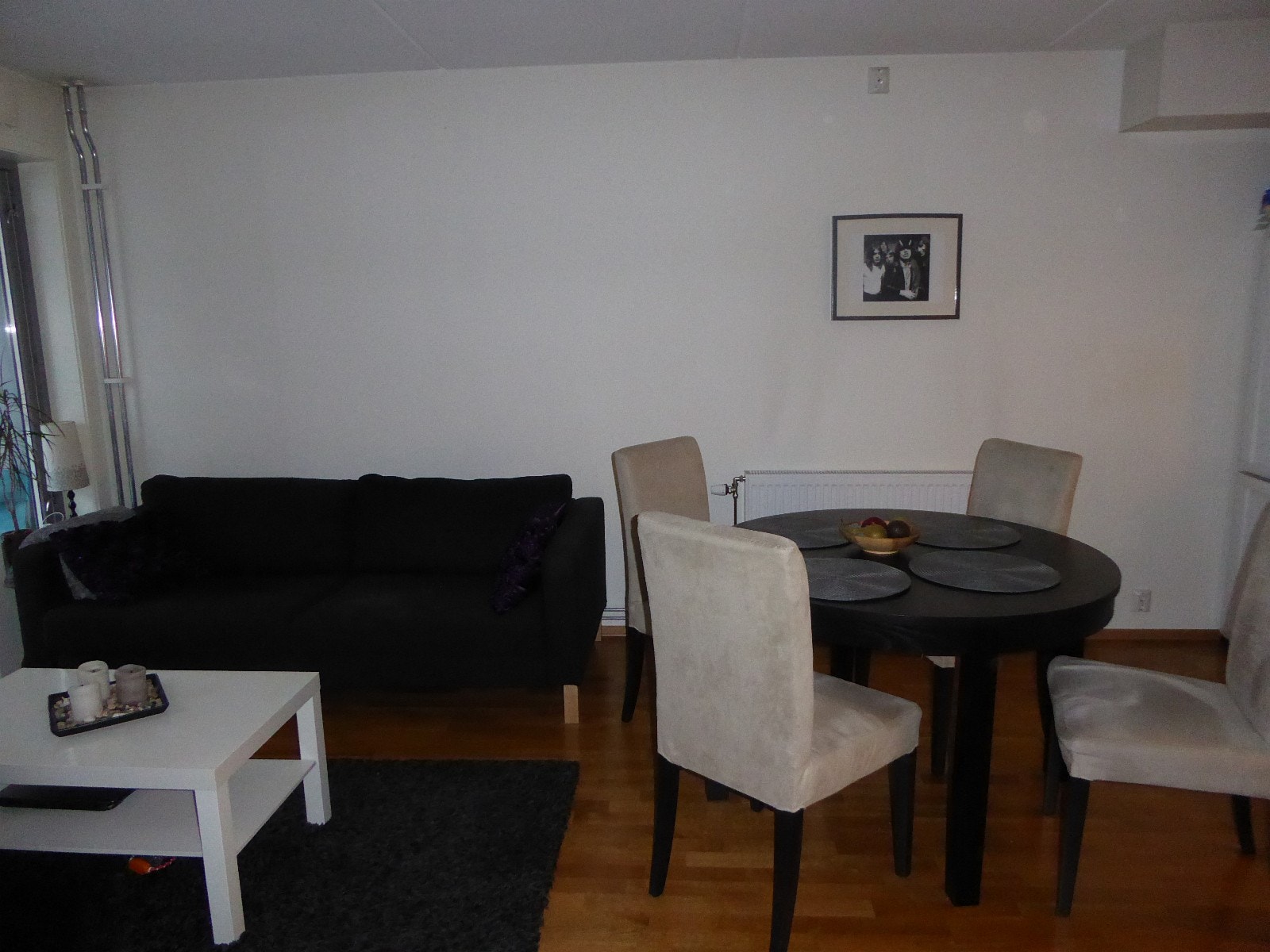 Spise/stue/kjøkken.Bildet viser møbler fra et tidligere leieforhold, og er ikke inkludert. Galleribilde