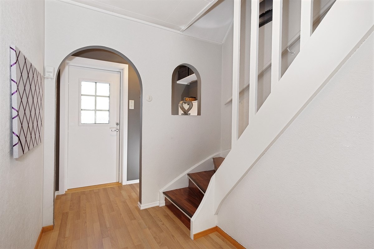 Gangen med trapp opp til 2. etg. Galleribilde