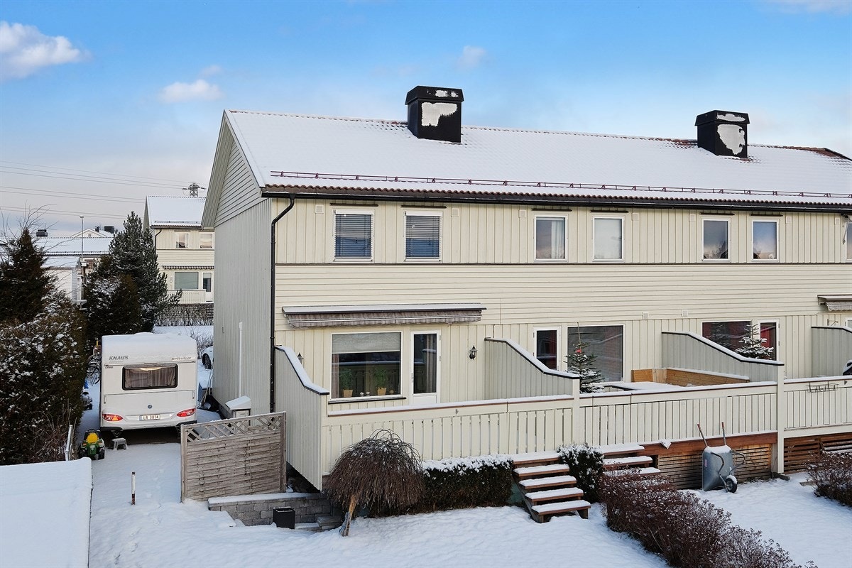 Leiligheten har en sydvendt veranda med mye sol. Her kan du ha late sommerdager mens barna leker i hagen. Galleribilde