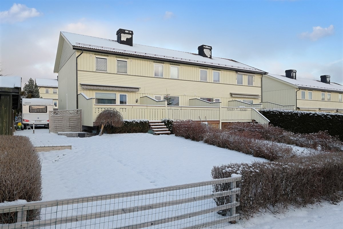 Lerkestien 3 d ligger på enden og har en romslig og solrik hage. Galleribilde