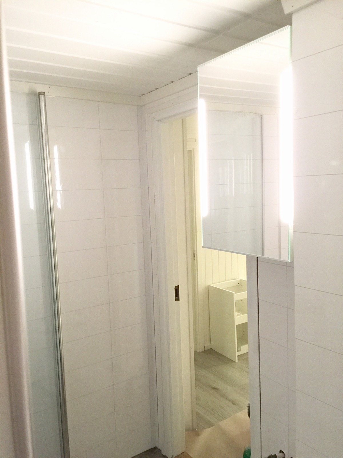 Badedrom speilskap med sidelys over servanten (servanten var ikke satt inn enda når bildet ble tatt) Galleribilde