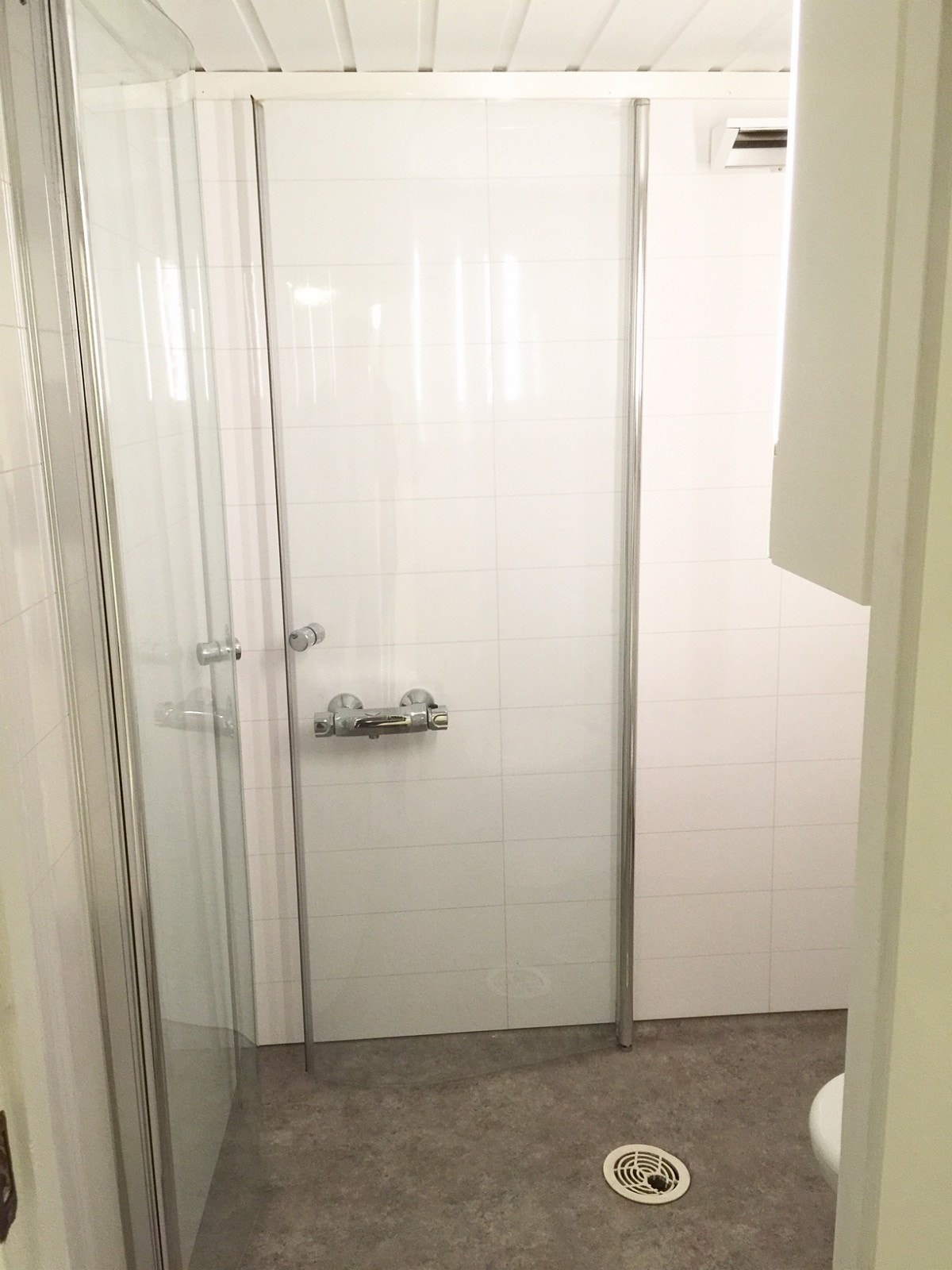 Baderom med dusjhjørne med glassdører. Nytt gulvbelegg, nye baderomsplater i høyglans hvit, nye skap, nytt toalett - alt nylig oppusset og totalrenovert. Vaskemaskin. Galleribilde