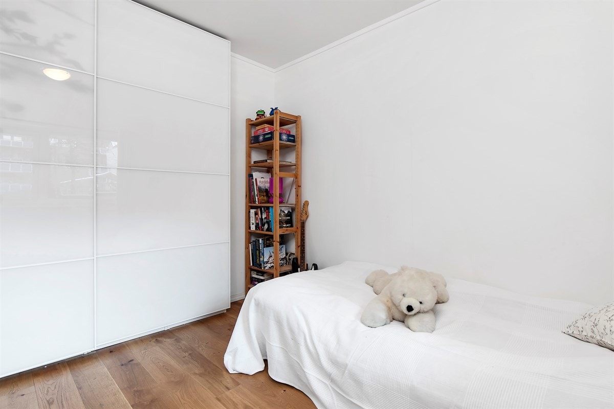 Soverom 2 med skyvedørsgarderobe Galleribilde