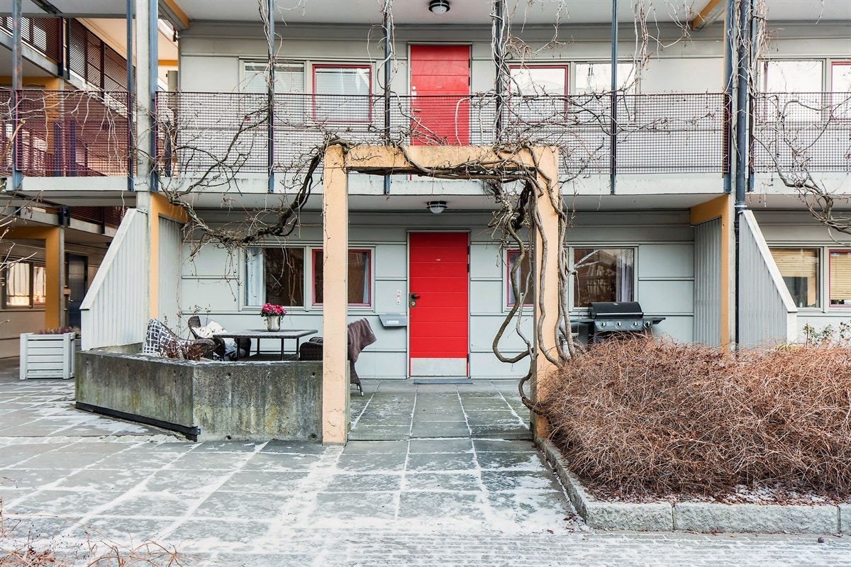 Koselig terrasse i skjermet bakgård Galleribilde